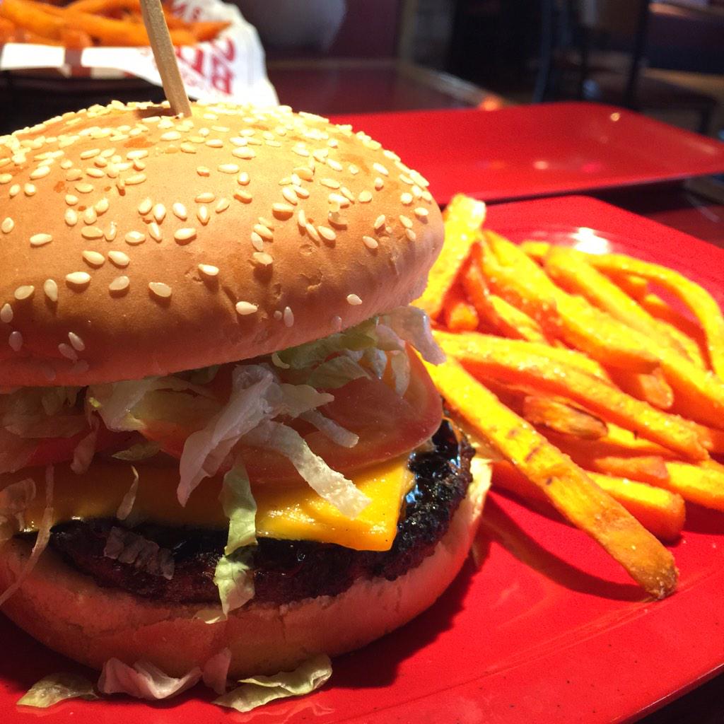 cookeatlift's tweet photo. Banzai burger from @redrobinburgers w/ sweet potato fries 😍 http://t.co/28ar6DBkFG