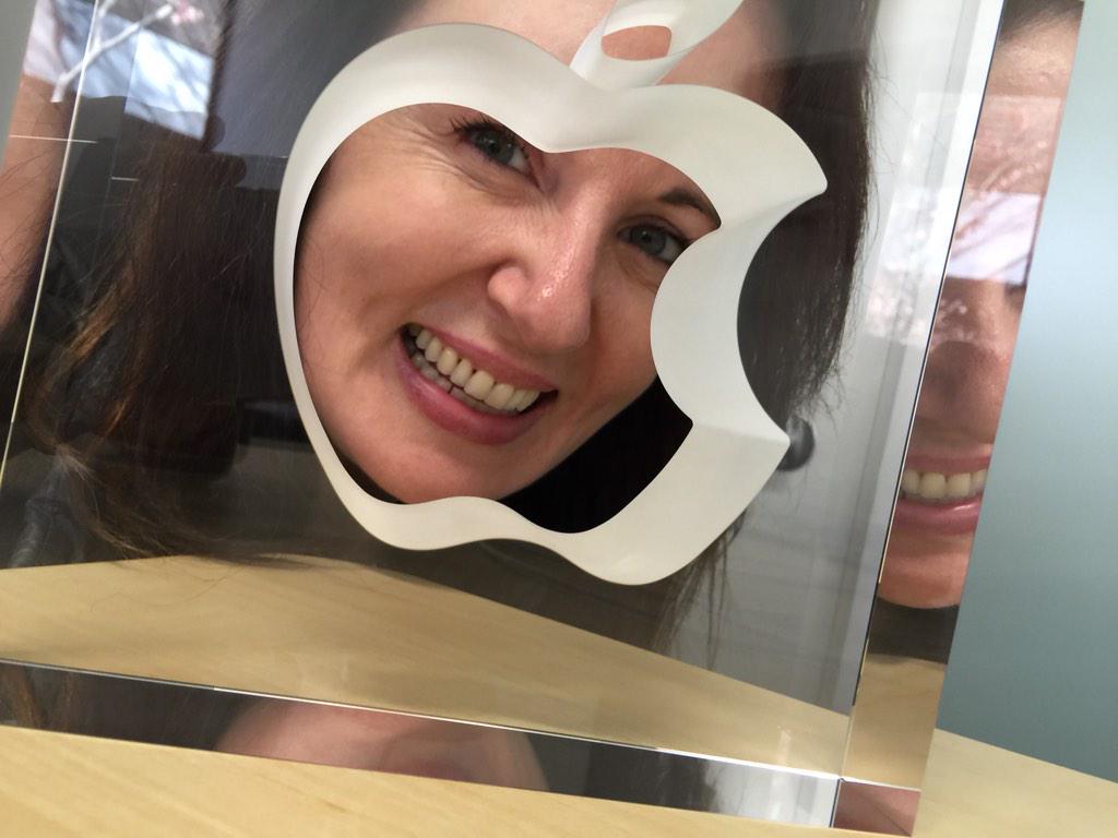 jhorwat's tweet photo. Now the proud owner of the coveted crystal apple! Tim wrote a really nice note. It's 14.5 lbs of sparkly. http://t.co/bBN2IaMSx9