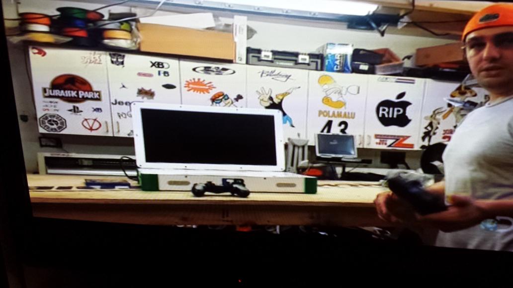 ArsenicThreat's tweet photo. Neat! A one off xb1/ ps4 travel console with a 22" screen. #playboxone http://t.co/MgoEEUybmt