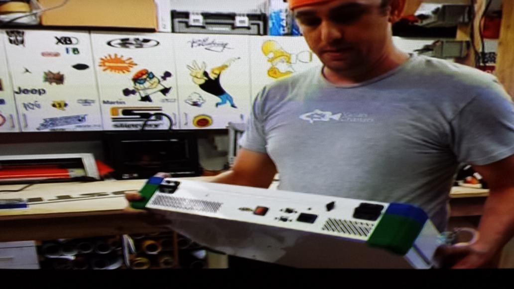 ArsenicThreat's tweet photo. Neat! A one off xb1/ ps4 travel console with a 22" screen. #playboxone http://t.co/MgoEEUybmt