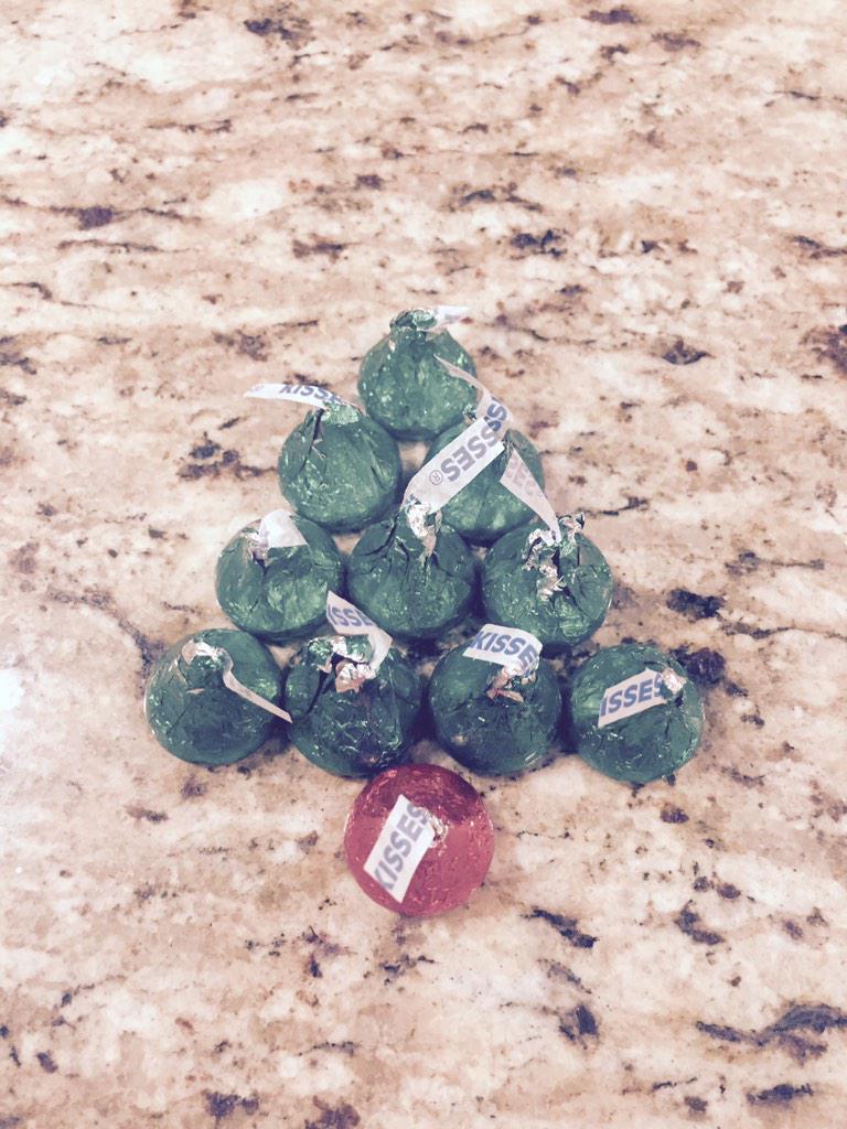 lisaparker0203's tweet photo. Yum! @HersheysKisses tree:) I received these products complimentary from Influenster for testing purposes. http://t.co/UedXYzsiGD