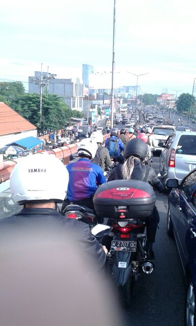 chamim_22's tweet photo. Hari ini bikin berkeringat# jalan macet total.# waru http://t.co/vUlFf5Dd2n