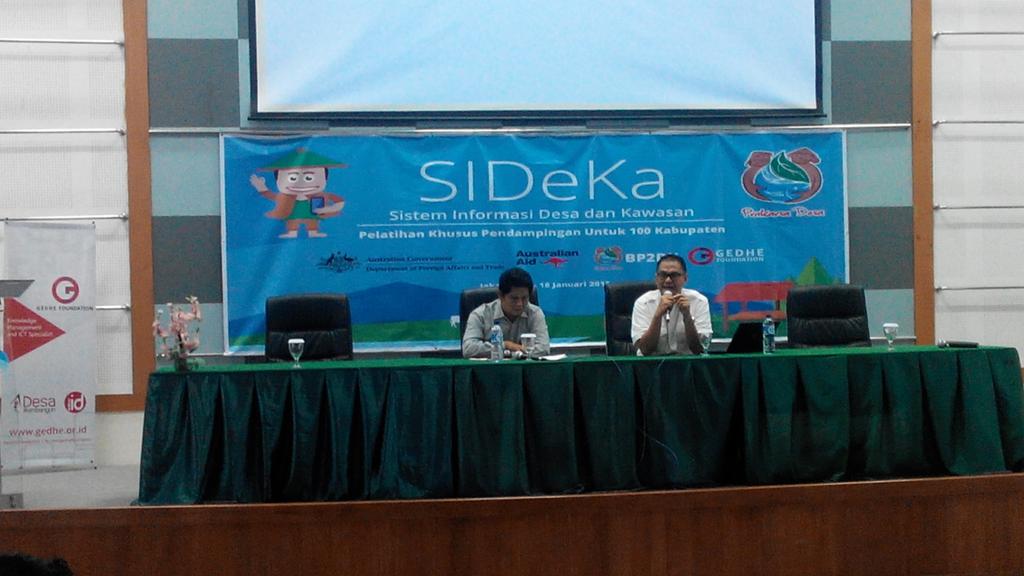gedhenusantara's tweet photo. Rusnadi, Staf Ahli PDT perwakilan Kemendesa memaparkan materi @UUDesa di #Sideka http://t.co/nWBDClfb5Y