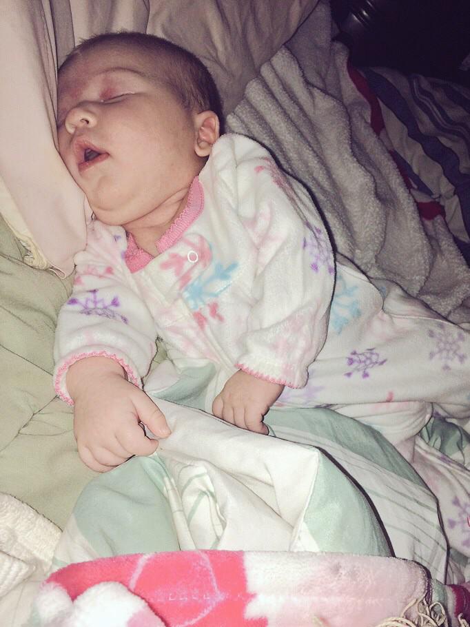 _xtaylorjohnson's tweet photo. All I did was lay her down to get my water bottle and my little pork chop was out cold by the time I turned around😍 http://t.co/vvGTGSCwDa