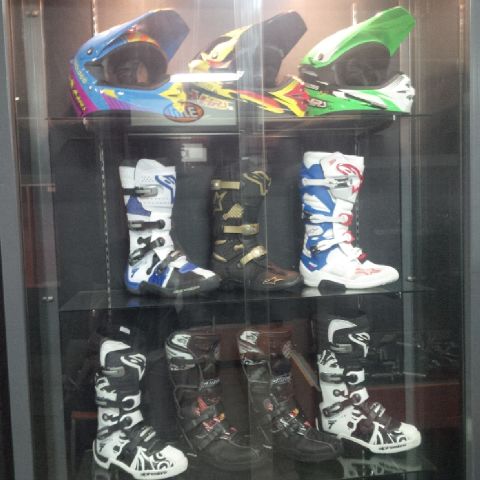 Helm cargloss ahrs type : mxc cahrs vodium white, evoc blue ,yeloow red , type warna : fz gren,blue,yellow .