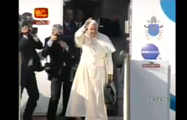 carlosdiazbruno's tweet photo. .@aciprensa El #PapaFrancisco se despide de la #querida tierra de #SriLanka http://t.co/84Ht8yAGPE
#PopeInSL
#PapalVisitSL
cc @saksivarnan
