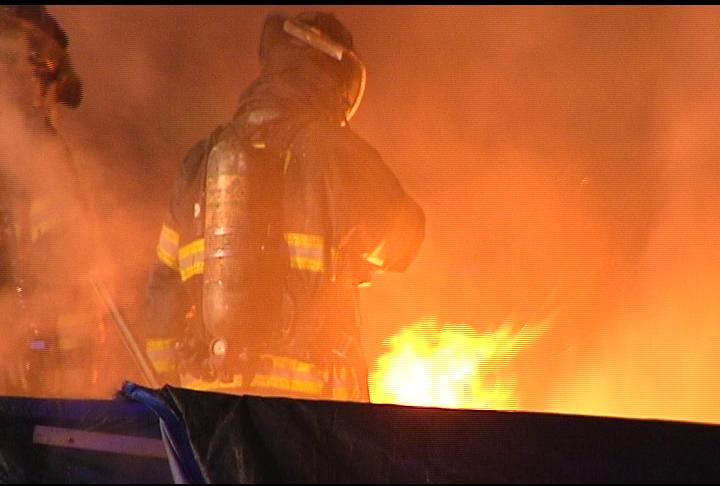 photoguy603's tweet image. #ReadingFire working on the roof at Chestnut St. #Fire #Reading #BerksCounty