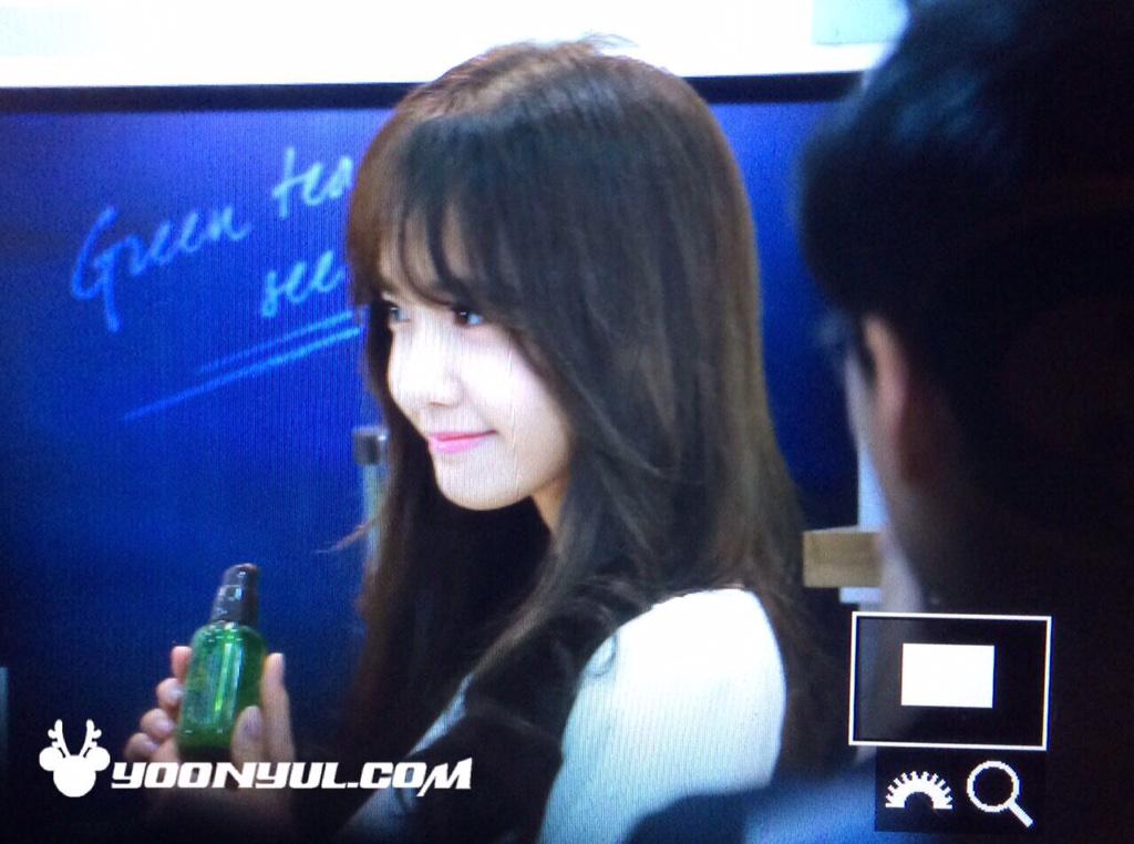 [PIC][15-01-2015]YoonA xuất hiện tại Thượng Hải - Trung Quốc để quảng bá cho sản phẩm mới của thương hiệu "Innisfree" vào trưa nay B7XQwCNCAAAVOgQ