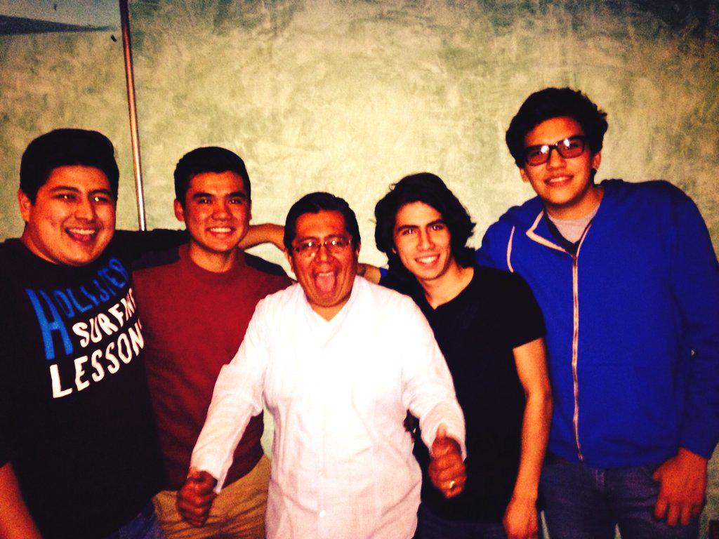 AleAriaz's tweet photo. Con el profe de historia hechando el drink #Icagra #CuandoEramosJovenes http://t.co/woZvGbMifq