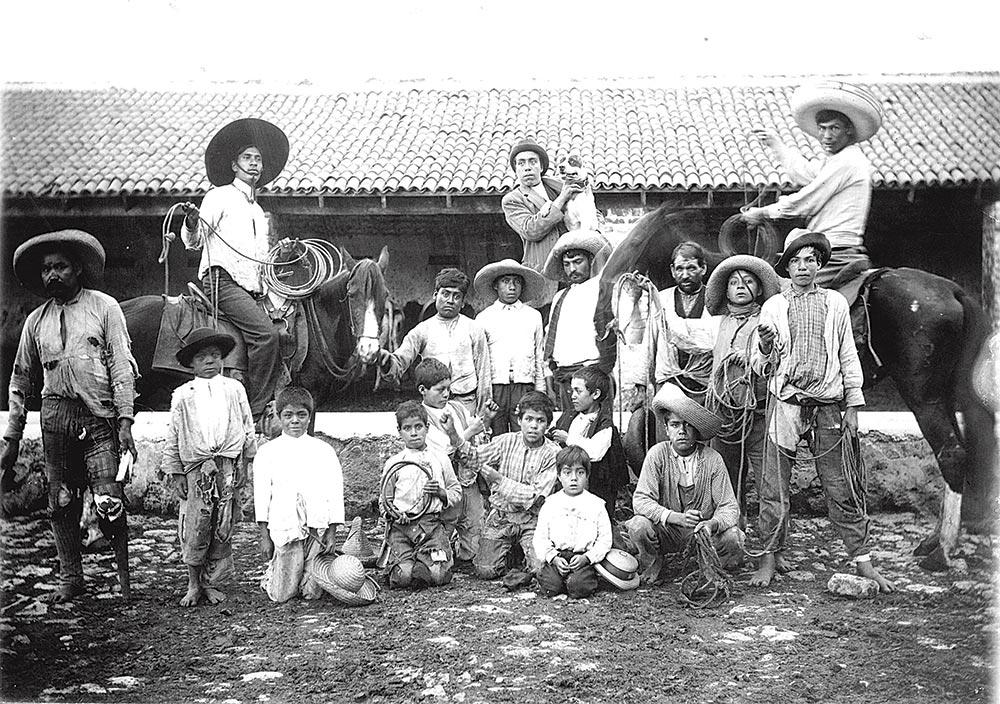 GustavoCasasola's tweet photo. Mi padre y yo logramos capturar con nuestra cámaras fotográficas el México de 1896 a 1940. http://t.co/BIoQG0HWrg