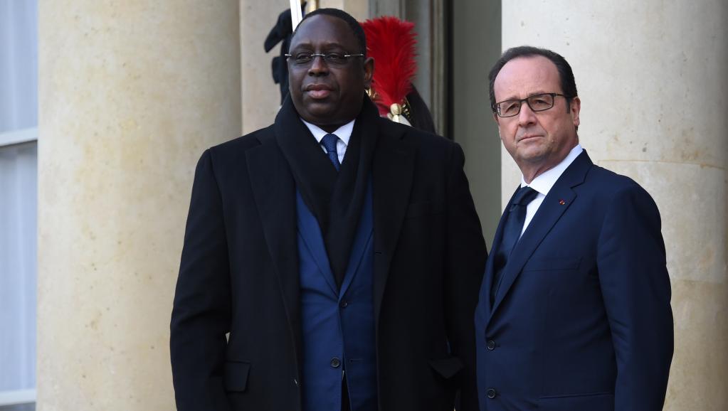 RFI's tweet photo. Le Sénégal interdit la diffusion du dernier Charlie Hebdo http://t.co/OCL4tps62k http://t.co/0LMDRgbHlF
