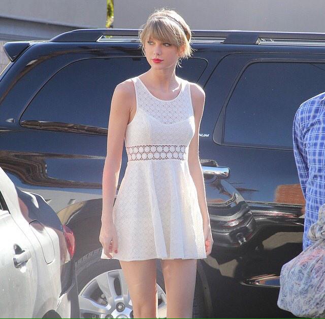 catlison's tweet photo. @taylorswift13 ARE U AN ANGEL BC YOU GLOW IN THAT OUTFIT OH MY😭😭 http://t.co/QgsykZpog5
