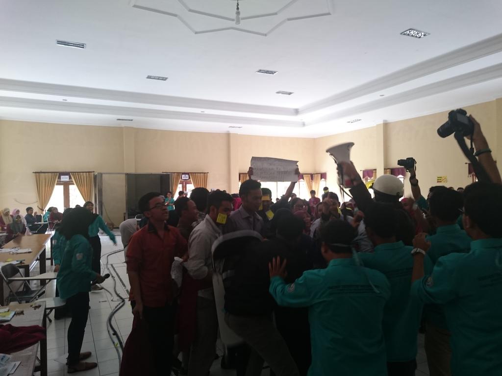 bemfkumm's tweet photo. Simulasi Aksi #LKMM #FKUMM http://t.co/8h30eh6BrP