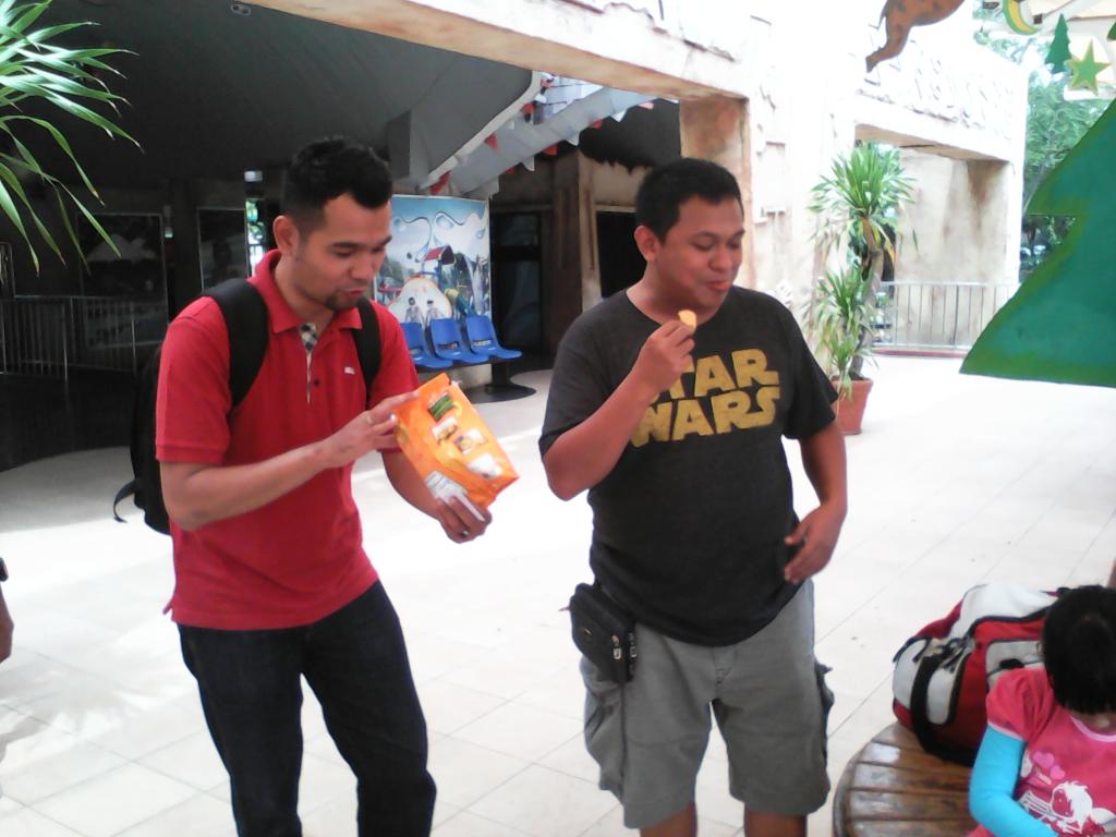 KarismaJKT's tweet photo. Dan ceritanya hari ini kami se-Yayasan sdg "basah-basahan" di @AncolAtlantis http://t.co/E5isSqldNH