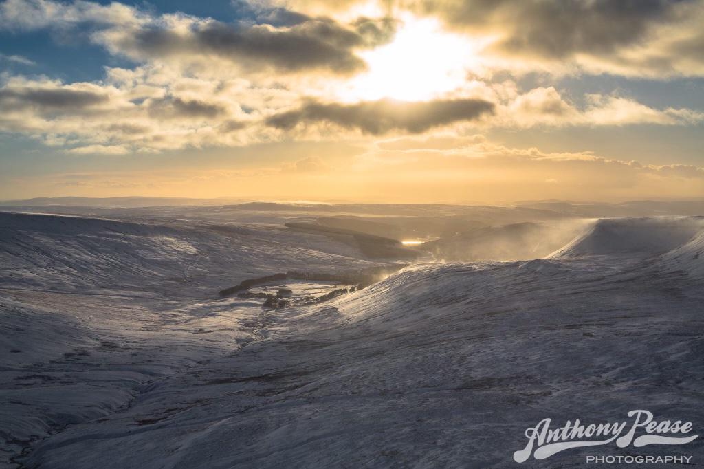 pease971's tweet photo. A winter wonderland in the #BreconBeacons yesterday. #hiking #photography http://t.co/G7r9WNxUUn