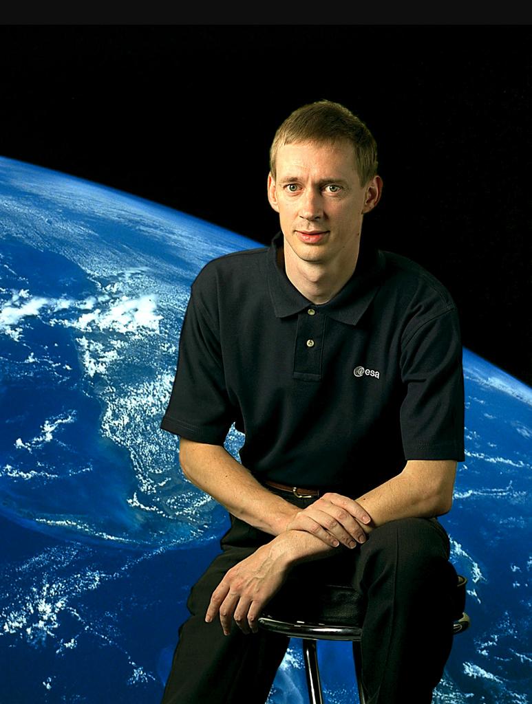 BelgianFacts's tweet photo. The #Belgian, Frank #DeWinne was the first #European to command the International #SpaceStation. http://t.co/CLn8BS1KKd