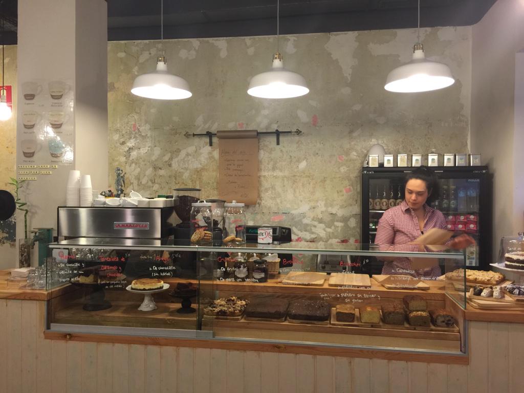 danigarcia_ca's tweet photo. Desayuno madrileño en @littlebigcafe !! Tarta de pera y jengibre, tarta de zanahoria mejor de la capital... http://t.co/0HDq3382Ts