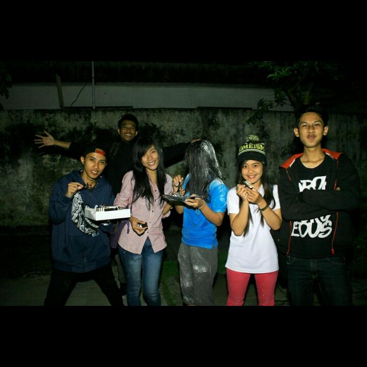 Imaresti__'s tweet image. Rischa birthday :D