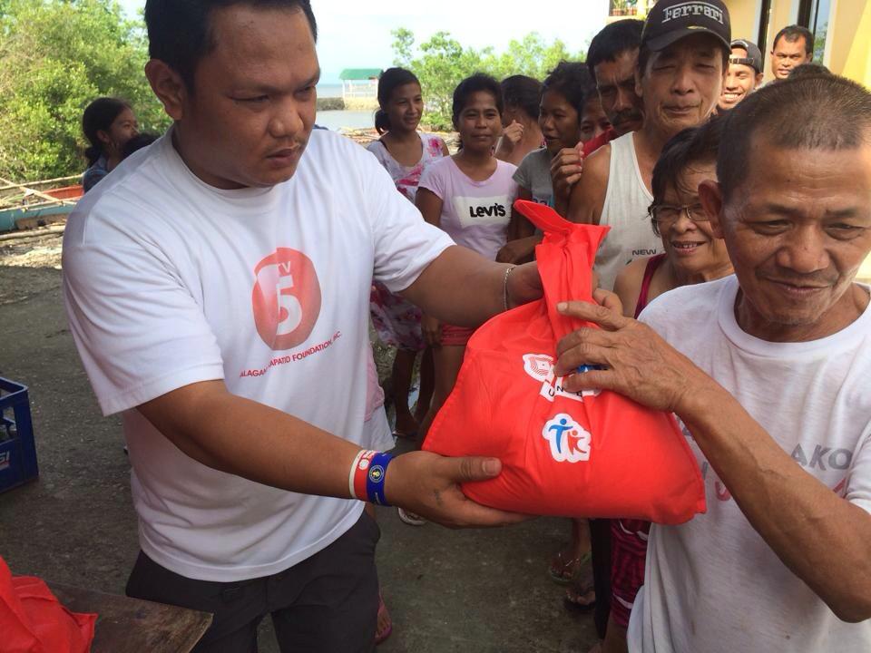 sylvester_m's tweet image. Pagsasabuhay ng panawagan ni #DearPopeFrancis ng #MercyandCompassion @alagangkapatid serves typhoonhit VillarealSamar