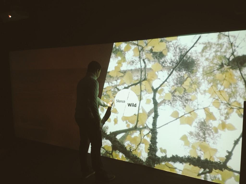SamCamppi's tweet photo. Seinän kokoinen kosketusnäyttöpinta houkuttelee. @oioicollective @FlatlightFilms tuotantoa #visitoulu #matka2015 http://t.co/VkNrFY2UhD