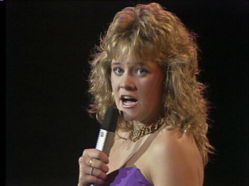 Happy Birthday Edith Bowman.  Here\s 14 year old Edith singing Fever on The Big Break  