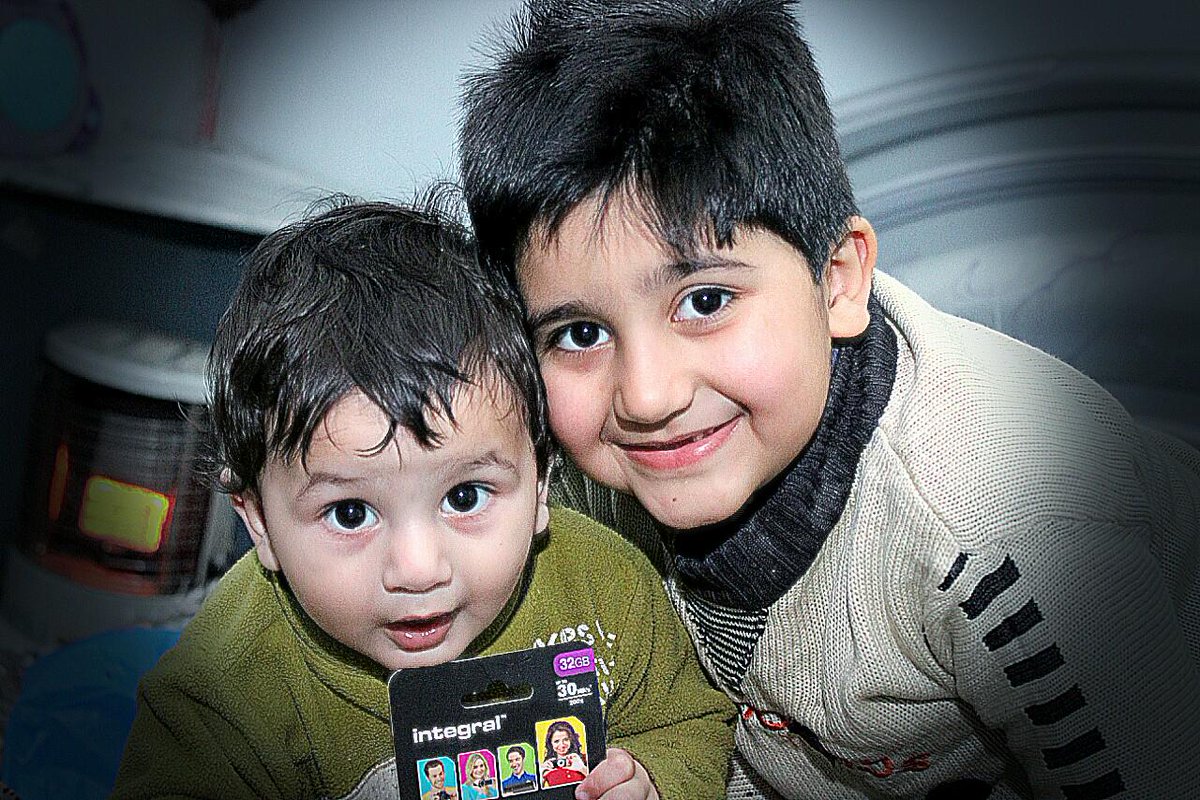 DLadyTirmizie's tweet photo. #BFFs #MeryDost #LoversBhiHain #IWillEatThem #Brothers #FunWithThem http://t.co/JBHDG9CjE6