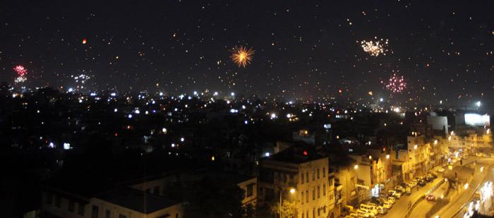 IndianExpress's tweet photo. #inPics: Ahmedabad sky lit up with fireworks on the occasion of Uttarayan | http://t.co/cwYJh6BmKi http://t.co/qjvGbo79zI