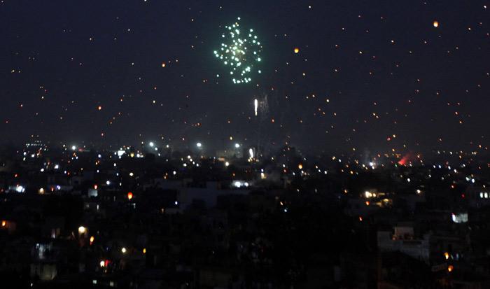 IndianExpress's tweet photo. #inPics: Ahmedabad sky lit up with fireworks on the occasion of Uttarayan | http://t.co/cwYJh6BmKi http://t.co/qjvGbo79zI
