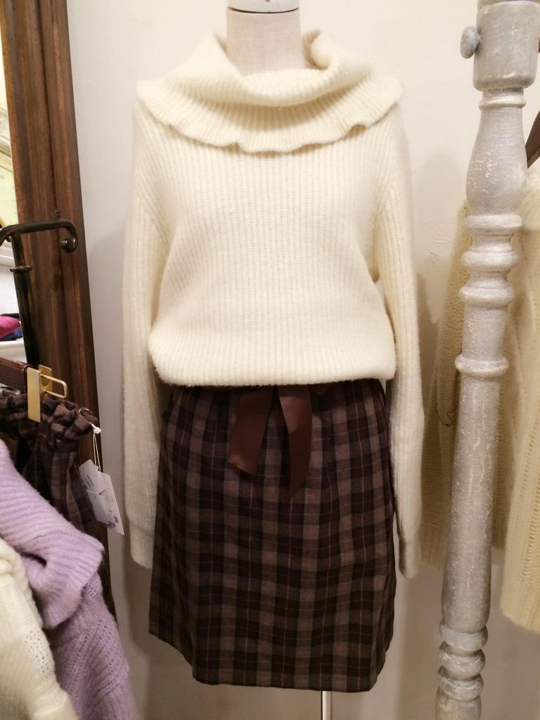 FintSSP01's tweet photo. 札幌店で完売していた大人気のチェックギャザータイトスカートが少しですが再入荷致しましたよー＼(^o^)／！❤️
おすすめはゆるニットと合わせて大人コーデ💕
気になっている方はお早めに〜✨😣
♯フィント♯再入荷♯タイトスカート http://t.co/MVvi54RpkX