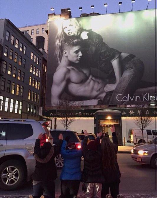 ilrumoreinme's tweet photo. OMGF. 
Avrei fatto anche io così se avessi trovato quel cartellone. 😏
#8YearsOfKidrauhl http://t.co/MhRUFUDbkj