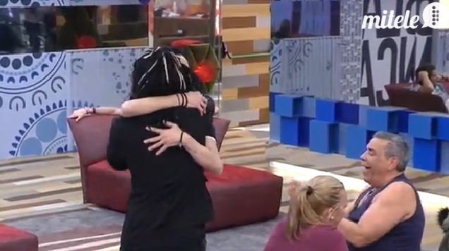 realityspain's tweet photo. Coman dice "Viva la Paz", acto seguido abrazo entre coman y Sandro #GHVipDirecto #GHVIP24h #GHVIP http://t.co/k6GTaa0LnO