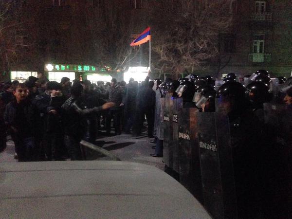Армения... Сожгли Пермякова, начались столкновения с полицией (фото) 