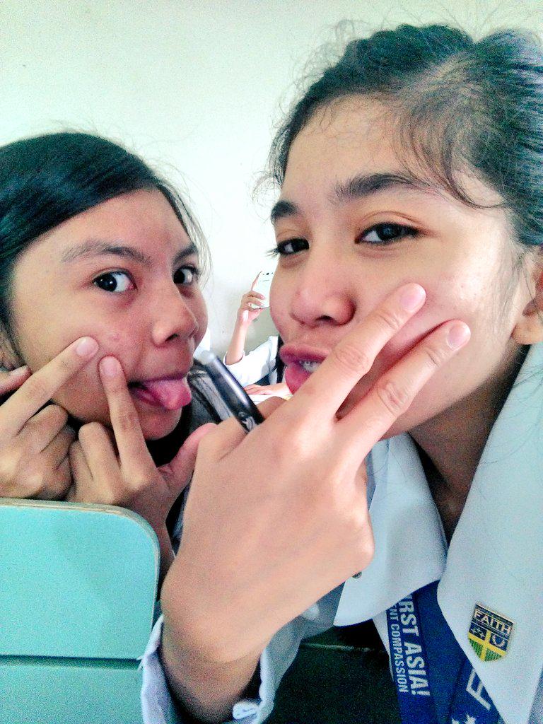ginniebitheee_'s tweet image. wahahaha @roginamarjoreyy #pimpleproblems #gandalang #pimplepose #wecare #tongueout #gandanatin #gandakolalo #funneh