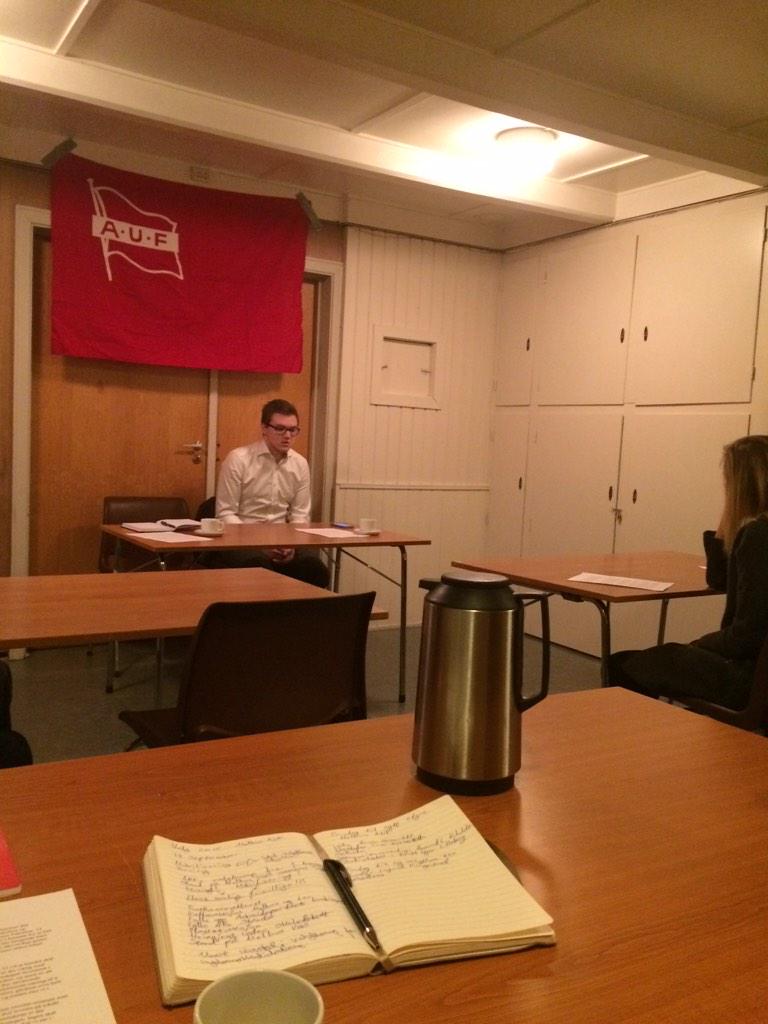 melhusauf's tweet photo. Sentralstyremedlem Eirk Schrøder innleder om den politiske situasjonen for årsmøte i Melhus AUF. http://t.co/epxubUljZU