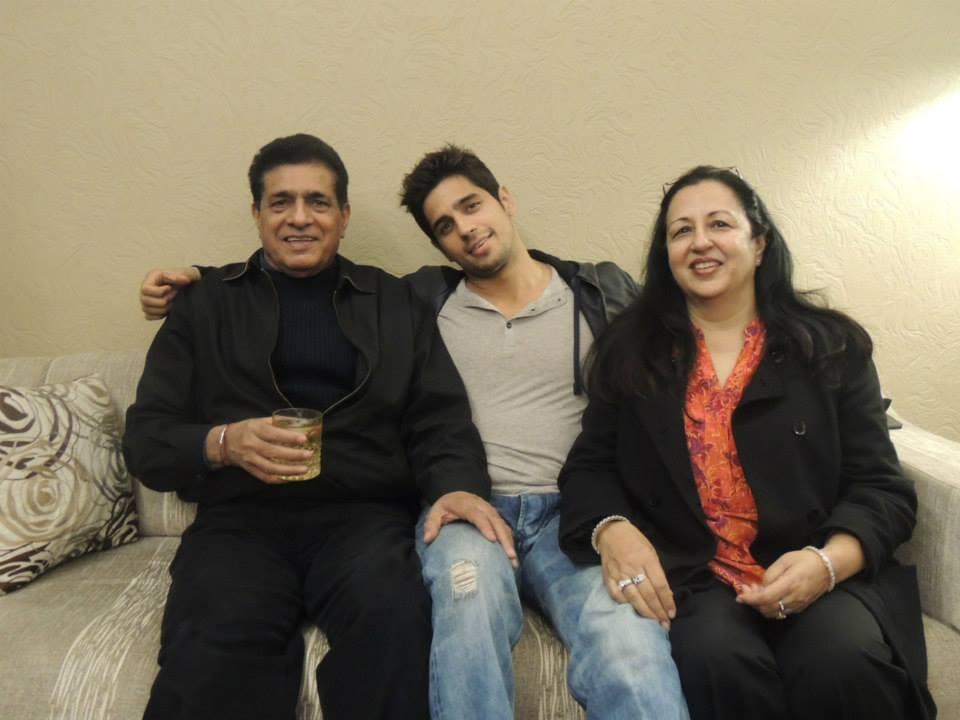 Happy Birthday Sidharth Malhotra 
With his parents <3 
