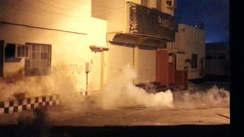qaherathalmain's tweet photo. #البلاد_القديم:عصابات المرتزقة الخليفية الإرهابيين تهاجم المتظاهرين في المسيرة وتستهدف أجسادهم بطلقات مباشرة #البحرين http://t.co/b70Y4AFWHT