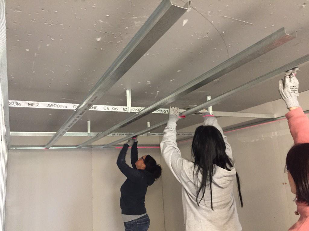 MinsterSheff's tweet photo. Getting hands on fitting @britishgypsum #CasoLine #MFceiling http://t.co/OthiePINR4