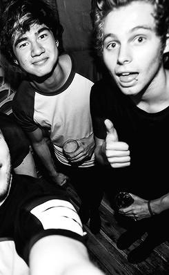 5SOSINDS's tweet photo. 5SOS 14/Jan/2015 http://t.co/VsN6bDbcSc