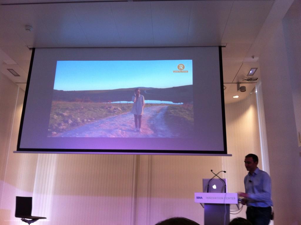 GEMITAPEREZ's tweet photo. Olé! Ese compi de @MSMK_ hablando de tendencias. @CIBBVA #MktThinker #mktthinkers http://t.co/5F8Oj54yFR