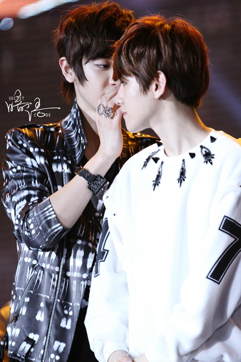 CHANBAEK_FAMILY's tweet photo. กระซิบบอกรักกันกลางเวทีเลยเหรอเนี่ย... 😳 #GDA2013

(Cr; *On pic*) //Ms http://t.co/ZdnhkdFIb9