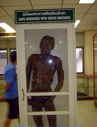 HistoriaDiceQue's tweet photo. En Tailandia un violador de niños fue ejecutado y su cuerpo se exhibió en la vía pública para dar el ejemplo... http://t.co/iskDDHRvjN