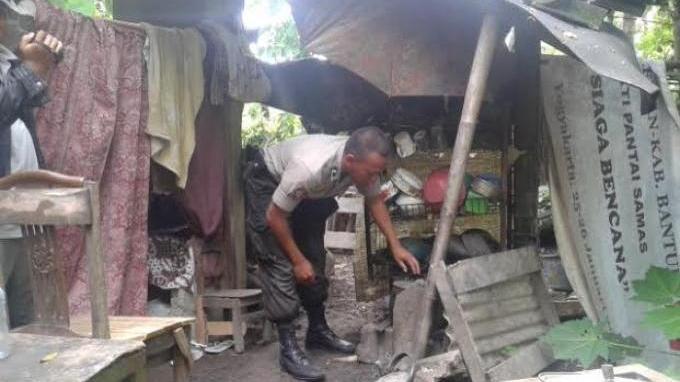 KompasTV's tweet photo. Polisi Tinggal di Kandang Sapi, Jalan Kaki 7 Km Karena Tak Punya Kendaraan http://t.co/bxePFcSKu6 http://t.co/vkyNrkxugk