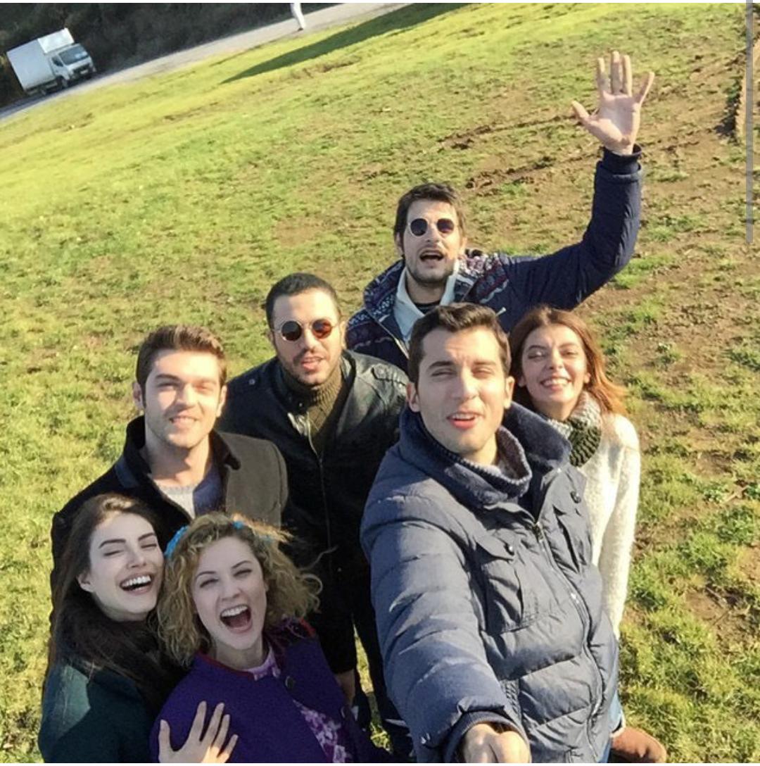 YosunV2's tweet photo. Kumsala "KG bitemez" yazıp ayak izlerini bıraktılar. Orjinal ekip :)) #KacakGelinler @dedikoducucocuk http://t.co/Usfu2HIe7R