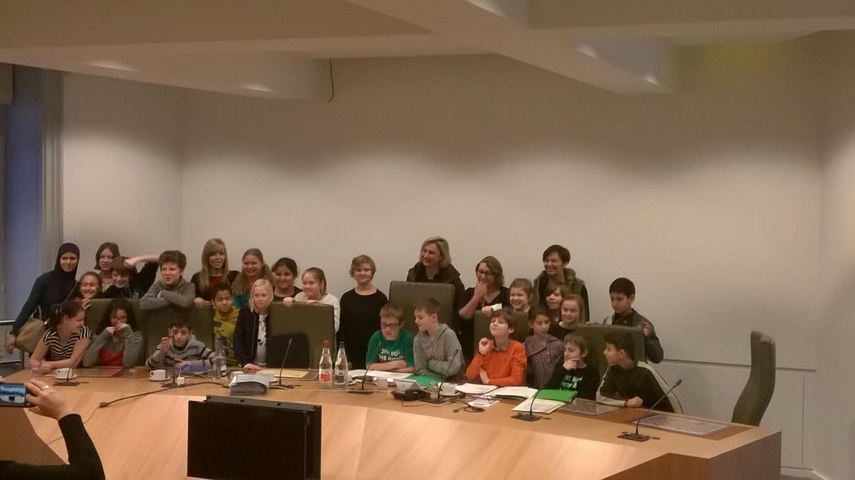JenneDePotter's tweet photo. Minister @crevits staat even haar plaats af in commissie onderwijs #vlaparl. Fijn bezoek uit #Dendermonde http://t.co/cVGA1Y3cNf