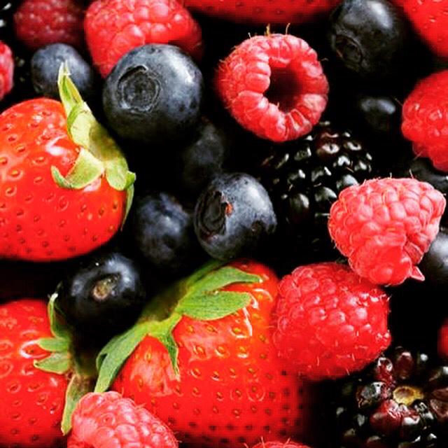 dietandfitness's tweet photo. #berries #nutrients #detox #smoithies #love #beautiful #BeautifulBreakfast #getfitnaturally ♥️🍓🍒🍇🙏 http://t.co/OYIvDoOjCg