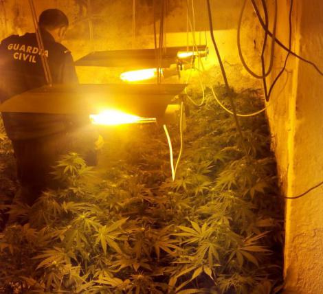 guardiacivil's tweet photo. Poesía
En un zulo de Albolote
madre mía lo que había,
almacenados en lotes
15 kilos de #maría http://t.co/18yJTgKkxx http://t.co/vIXXVN9bMH