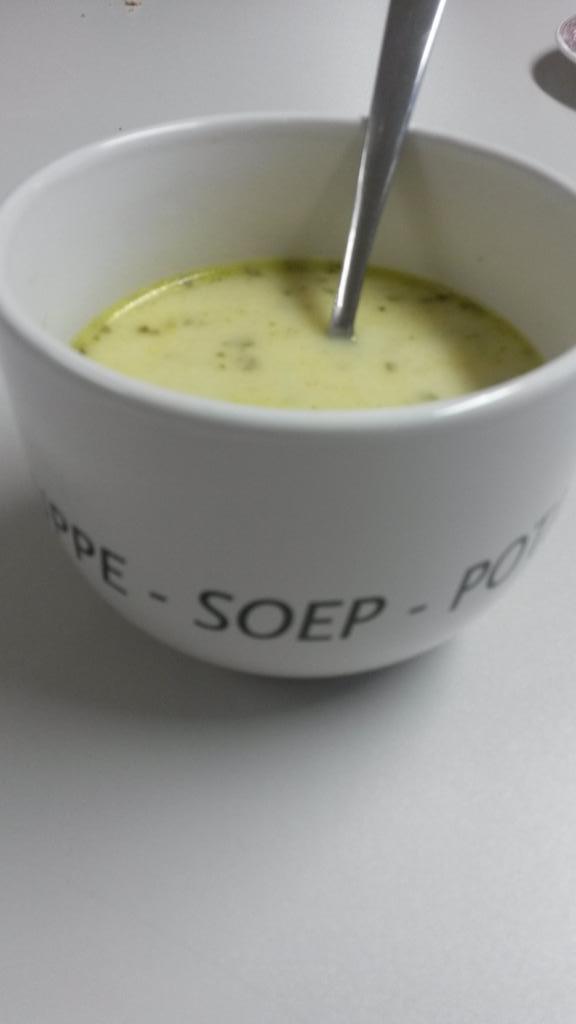 Vamdaag #mosterdsoep geserveerd voor de gasten bij <a href="/DynamiekTiel/">Dynamiek-Tiel</a> met zelf gemaakte kruidenboter voor op het stokbrood