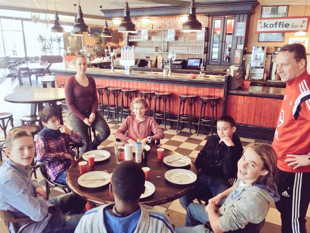 ForzaStoffel's tweet image. aandacht voeding belangrijk ! #kookles @ Varkenoord 
kanjers FEY#O14 achter 
potten en pannen
@sjoerdmossou @FORZA