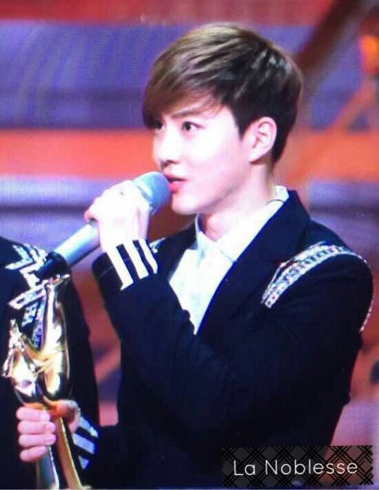 LaNoblesse_0522's tweet photo. 150115 29th GDA #SUHO #수호 M양이 부럽네요 ㅠㅠ http://t.co/ZbVMykChpi
