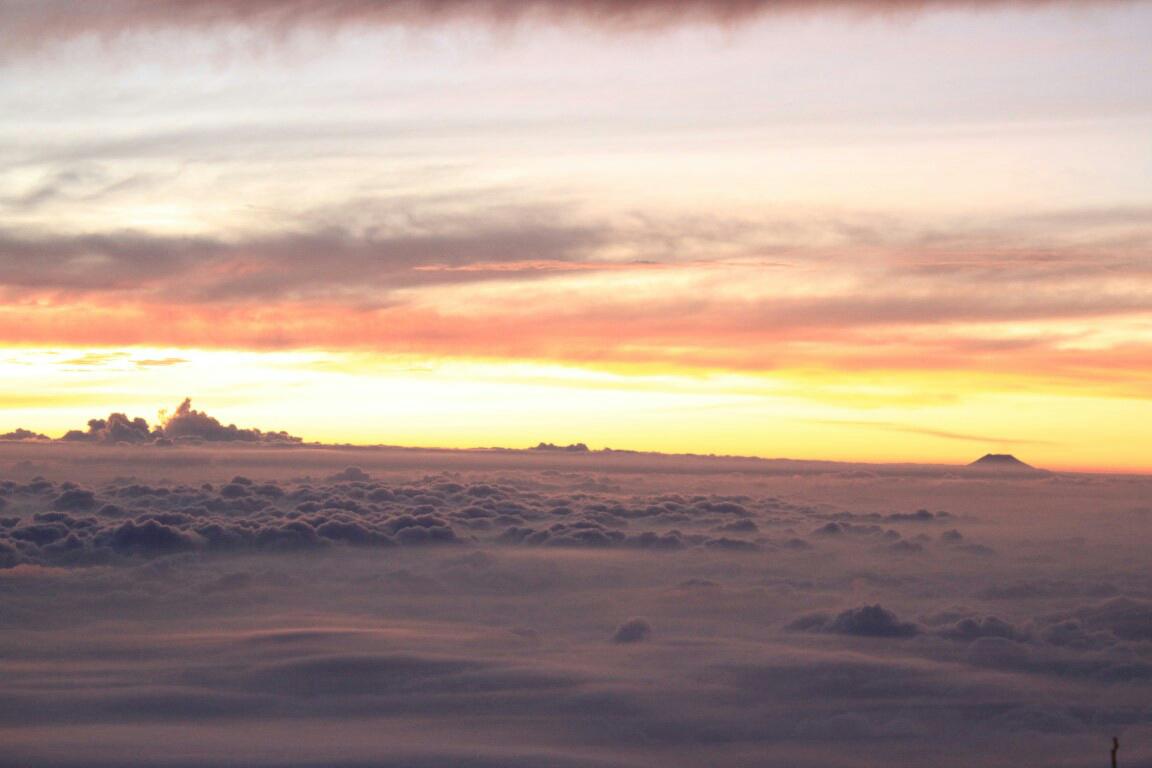 pemandangan di pagi hari di puncak ciremai .